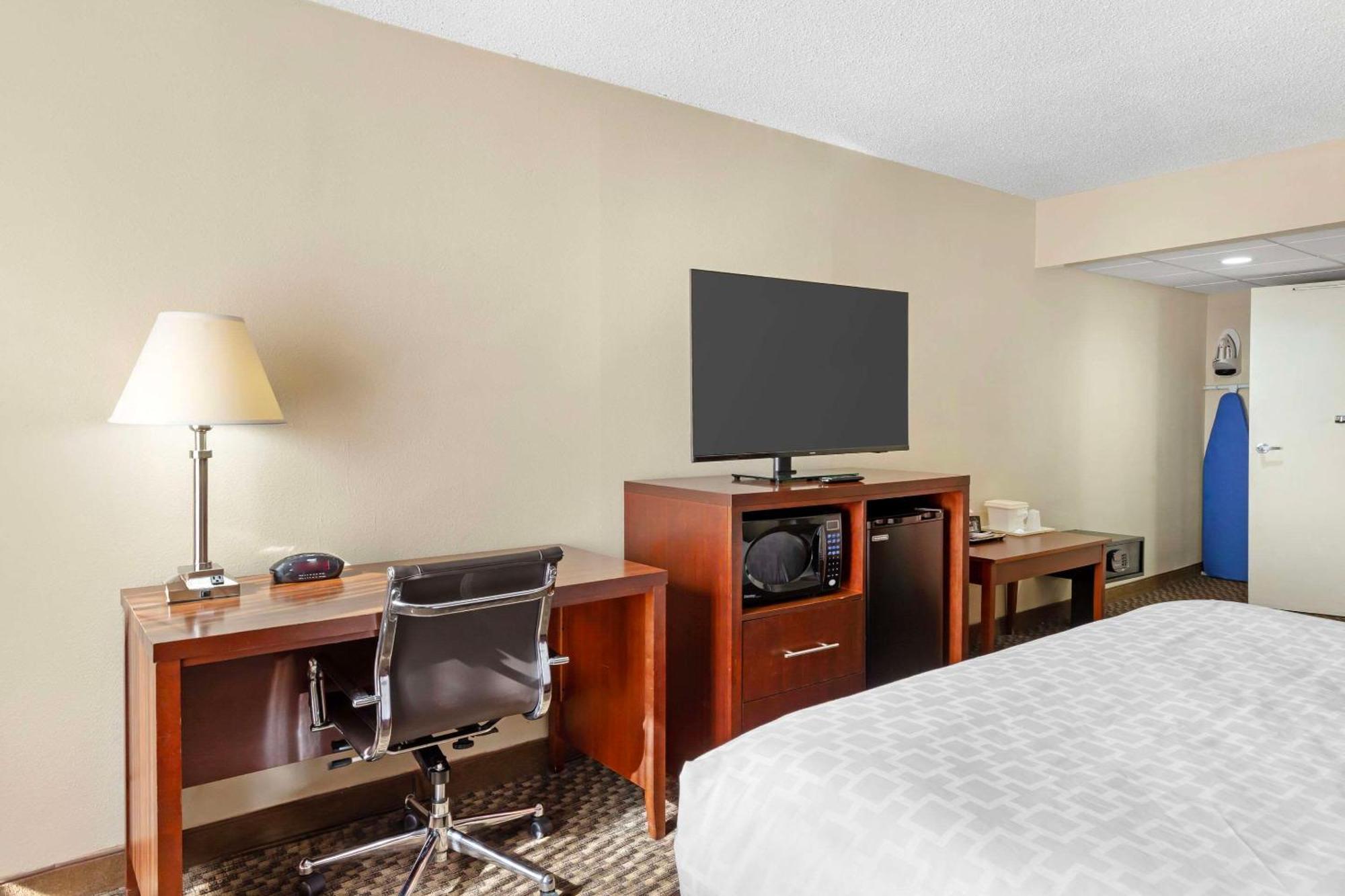 Hotel Clarion Pointe Research Triangle Park Durham Exterior foto