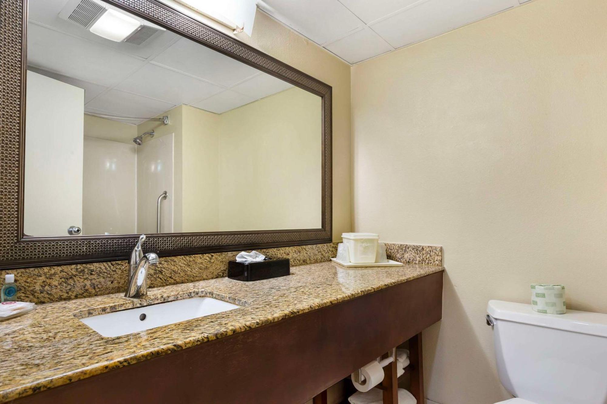 Hotel Clarion Pointe Research Triangle Park Durham Exterior foto