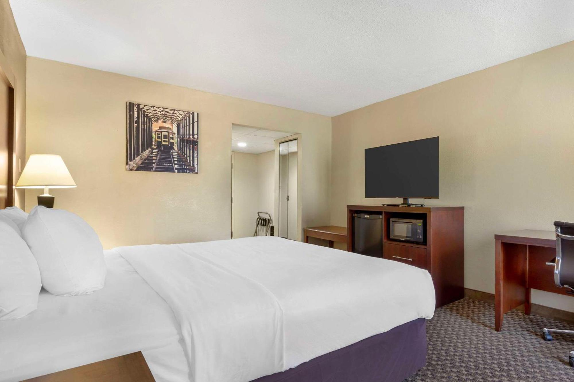 Hotel Clarion Pointe Research Triangle Park Durham Exterior foto