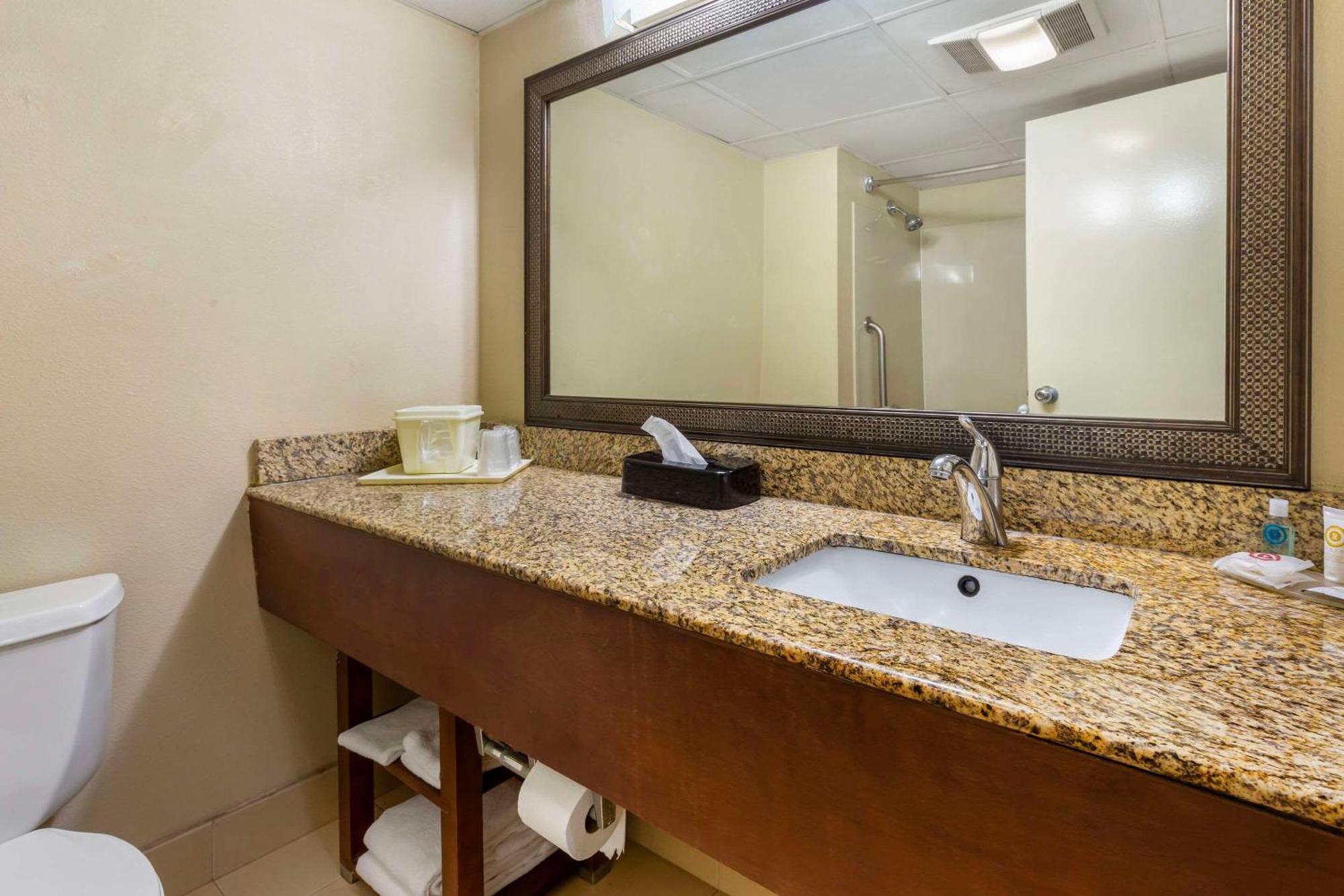 Hotel Clarion Pointe Research Triangle Park Durham Exterior foto